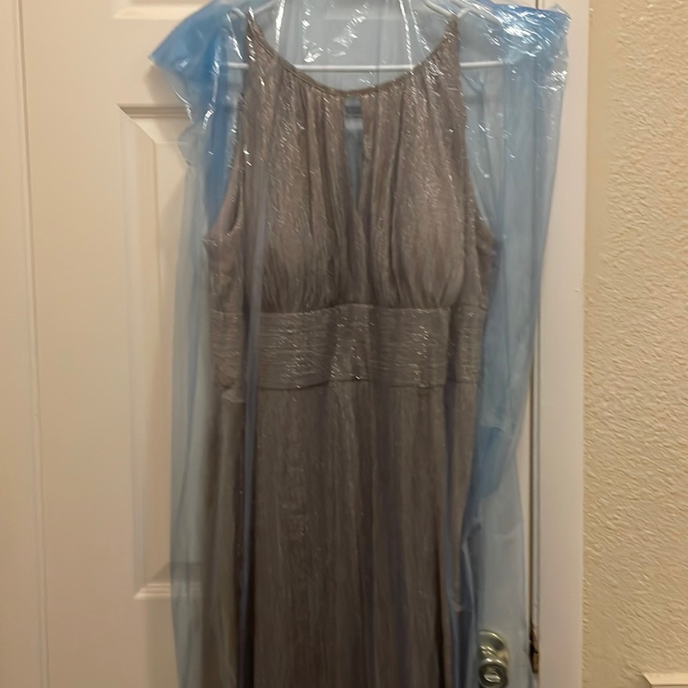Wedding dress only worn once size 16, perfect to wear to a wedding!